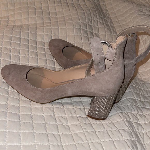 NIB- KARL LAGERFELD PARIS TAUPE LEATHER RHINESTONE BLOCK HEELS SZ 9.5 “Solaine” - Picture 6 of 11